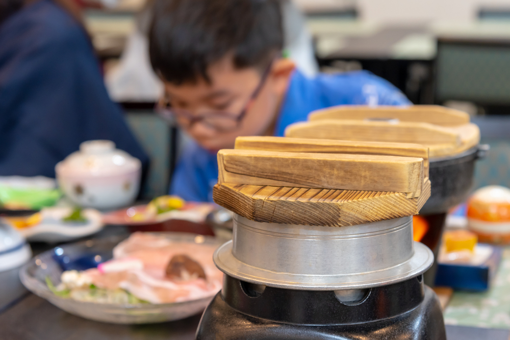 九州のご飯が美味しい旅館で釜炊きごはんの朝食を食べる家族